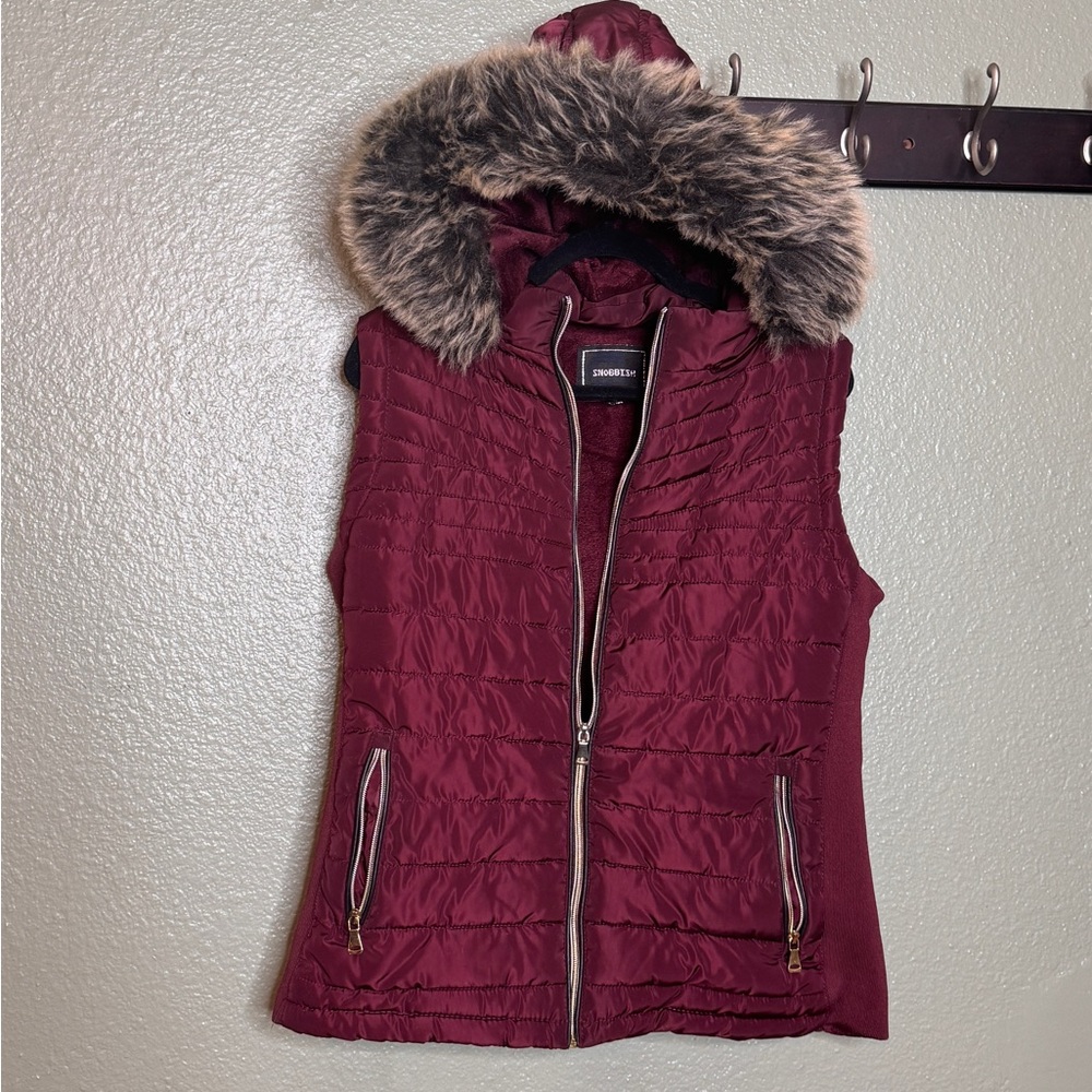 Snobish Women's Maroon Quilted Vest with Faux Fur Trim and detachable hood